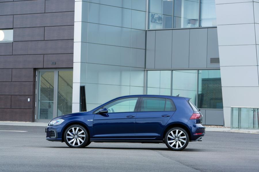  Volkswagen Golf GTE 2017 года  (UK) (фото 15 из 27)